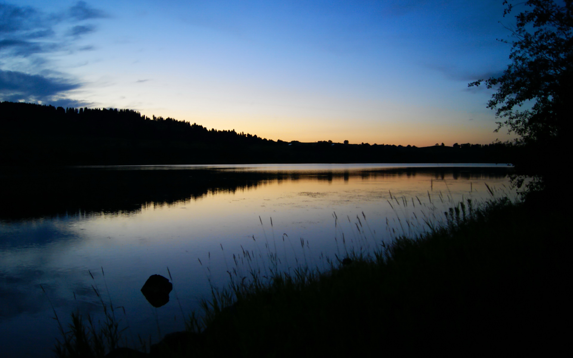 布里斯托城边路推进频繁,阿什顿门力保主场荣耀,布里斯托城队