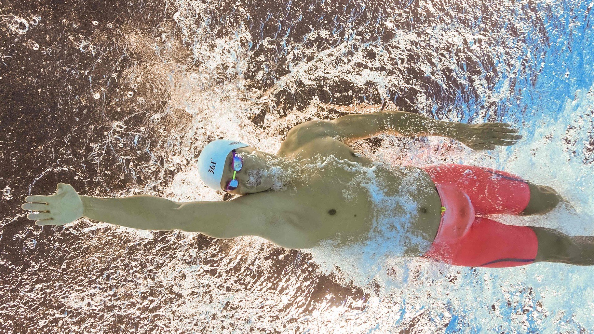 仰泳技术娴熟突尼斯保持领先,下个月属于什么时态